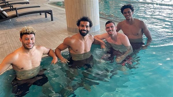 محمد صلاح يستعد للموسم الجديد في حمام السباحة مع لاعبي ليفربول للتفاصيل