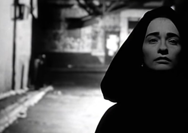 #映画監督が出演している映画

『ナディア』(1994 Nadja)

デヴィッド・リンチ監督作品ではないですが(製作総指揮)チラッと出ています😊
モノクロの映像が印象的。エレナ・レーヴェンソンの女吸血鬼の魅力に尽きる。DVDにはなっていないのですよね😔

 #ElinaLöwensohn