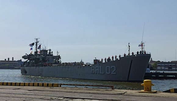 Ya en puerto de #LaHabana 🇨🇺  el primer buque de la armada de #Mexico con donativos para #Cuba. La ayuda de paises hermanos siempre será bien recibida en #MiCuba . <a href="/AnaMarys8/">Ana Marys</a>