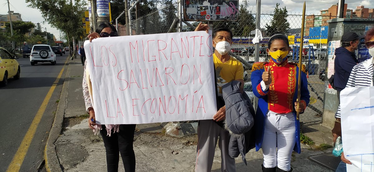 Desde #Quito decimos #NoMásAbusosAMigrantes. Nos encontramos en los exteriores de @CancilleriaEc en el plantón pacífico para exigir se respeten nuestros derechos, se derogue todo incremento de costos en trámites consulares y exista atención de calidad en los consulados.