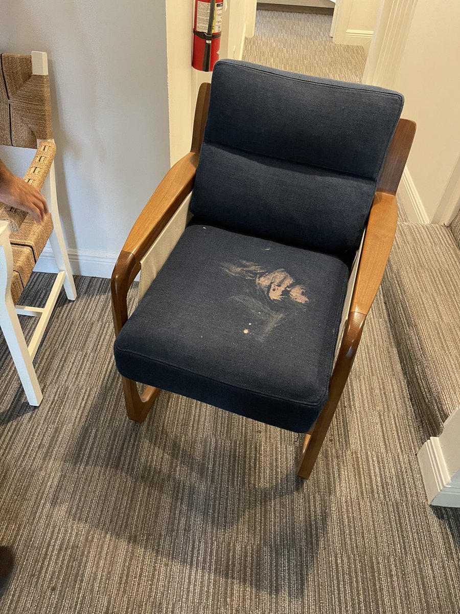 venable_jill's tweet photo. @ParrotKeyHotel Shocked by how lovely the photos on your site are compared with reality. Filthy. Just abysmal. https://t.co/Y5lN83Tn7o