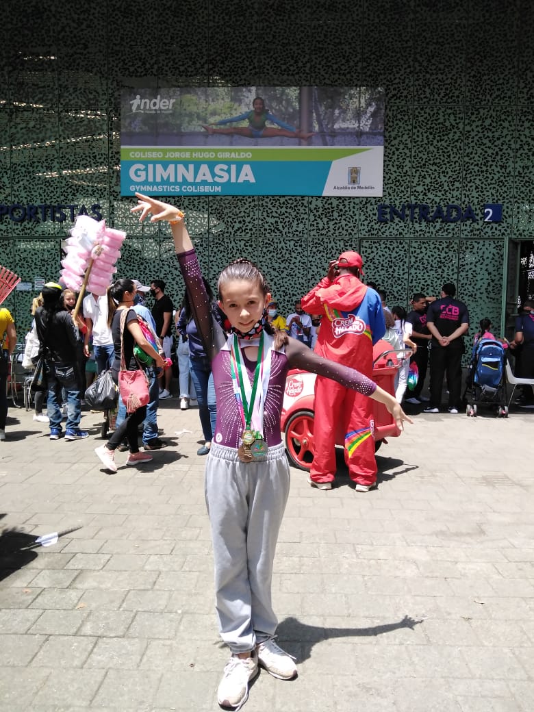 sanjosevegas's tweet photo. ¡Qué orgullo! Nuestra estudiante Amalia Castaño participó en el International Gymnastics Cup en la categoría II de la @LigaAntdeGimnas, donde quedó de primera en salto y de tercera en asimétricas. 🤸🤸🤸 #OurMegaCSJV #ODS3 #sdg3goodhealthandwellbeing https://t.co/9Az8LY7Dhx