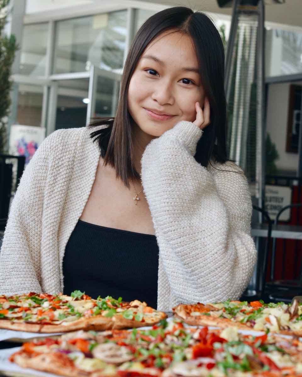 If you didn't take a picture with your Pizza, did you even really have it?? 💁‍♀️
📸: @biteswithkatie  
#ThePizzaPress #CraftYourStory #PizzaTime #Pizzagram #PizzaDelivery #Friday #WeekendMood #TGIF