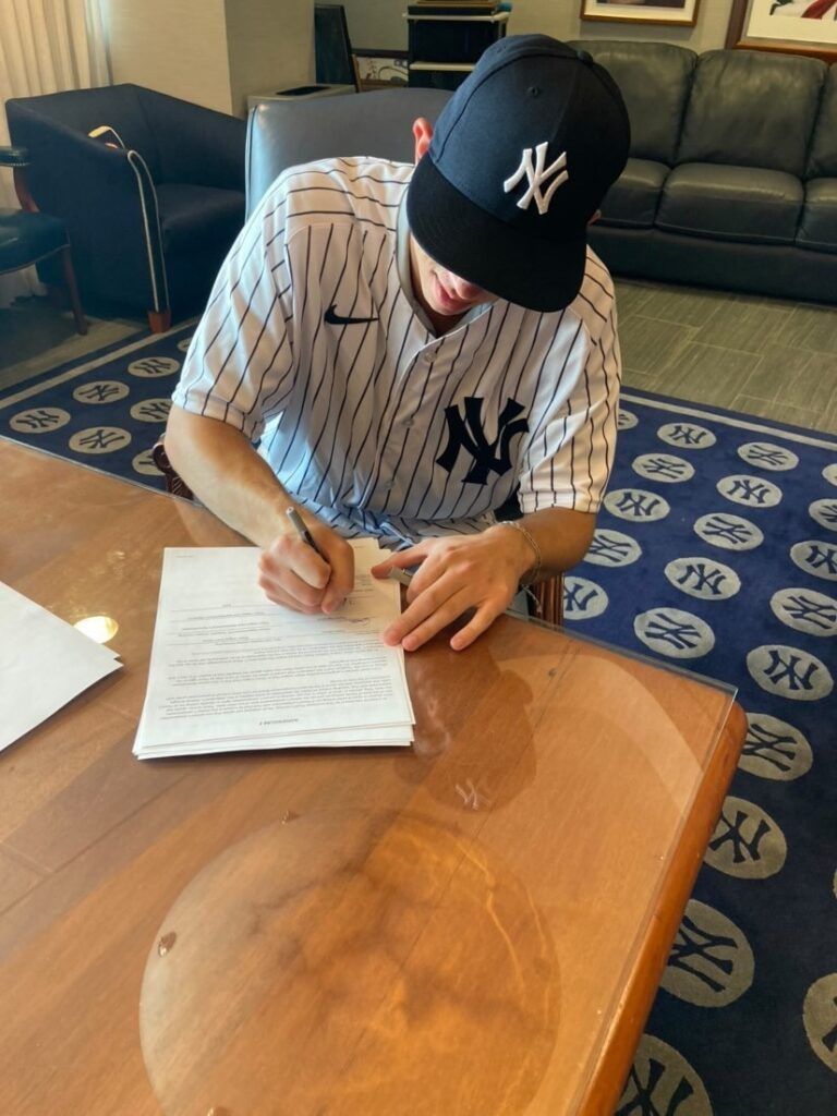 Sean Hermann has signed with the New York Yankees after being selected in the 14th round of the 2021 MLB Draft.
buff.ly/3l7FgHV