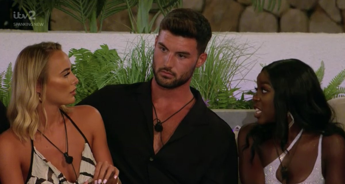 LI_arthistory's tweet image. Millie and Kaz questioning Liam after Casa Amor / Judith Slaying Holofernes - Artemisia Gentileschi (approx 1612) #LoveIsland