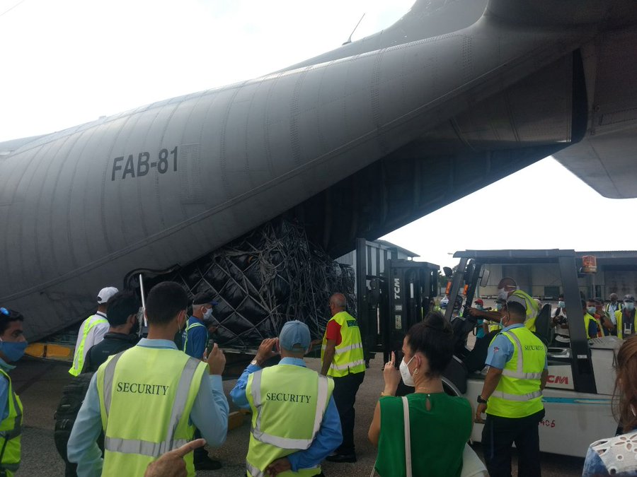 David_qva's tweet photo. ÚLTIMO MINUTO !! 
Ya está en Cuba el C-130 de la Fuerza Aérea Boliviana con 20 toneladas de amor para el pueblo cubano. 🇧🇴🇨🇺 ...poniendo en tendencia la SOLIDARIDAD. https://t.co/rvDXsE9aKr