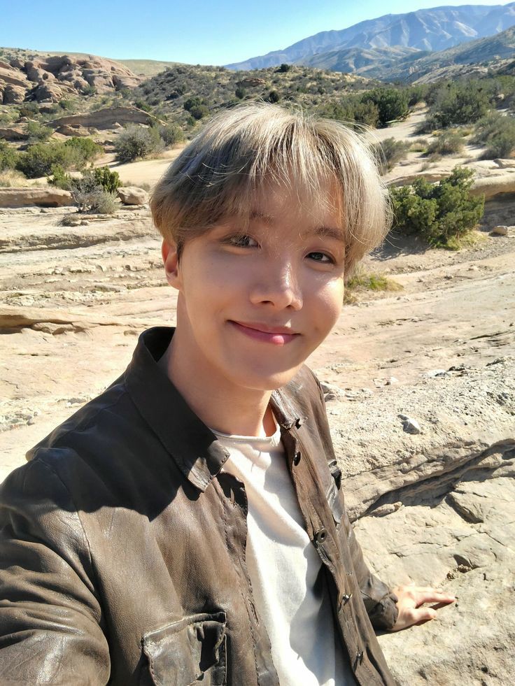 xx_kootete's tweet photo. Hobi eres mi esperanza, mi sol, eres una de las personas más importantes en mi vida y nisiquiera te conozco. Quiero seguir viendo esa sonrisa en tu rostro🥺💜.
#solecitosiguebrillando
#TEAMAMOSHOBI
#hobiteamamos
#hobiereselmejor https://t.co/4WAGMnF8Yq