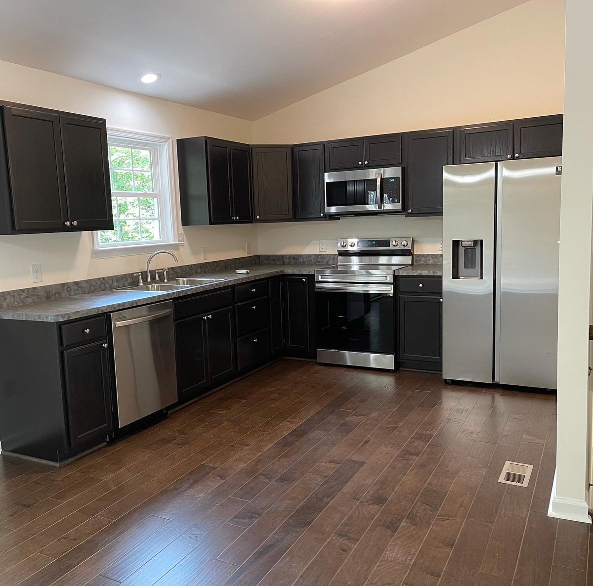 Realty_Chic_'s tweet photo. Congrats to my buyer of a new build that closed on his house today! #varealtor #realtor #realestate #realestateagent #realtorlife #realtorsofinstagram #selfie #house #newbuild #construction #newhouse #beautifulproperty #wvrealtor #virginia #westvirginia #summer #coldwellbanker https://t.co/3SOAqvGzmm