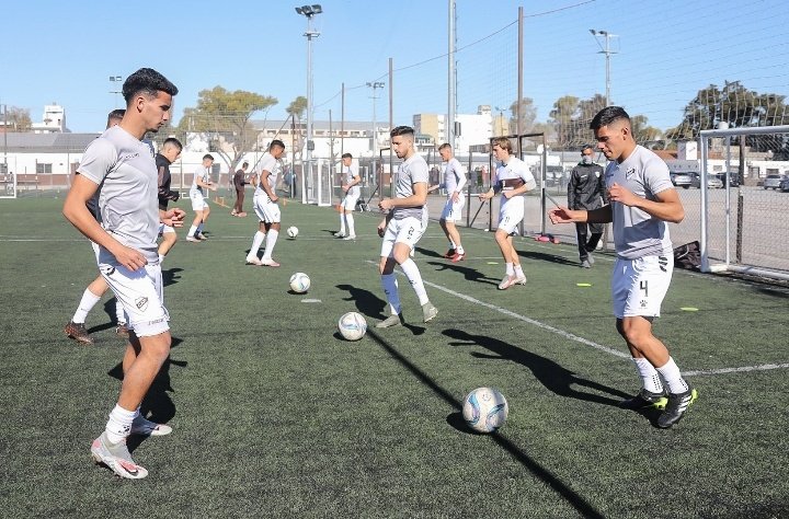 Club Atlético Platense 🇬🇧 on X: [Reserve] #TorneoLPF 🏆 #Date4 1️⃣1️⃣📸  © ️ Protocol photos of the start against Rojo in Galván. Everything # Platense supports you, Franco Valentini 💪🏼 #VamosCalamares🦑   / X