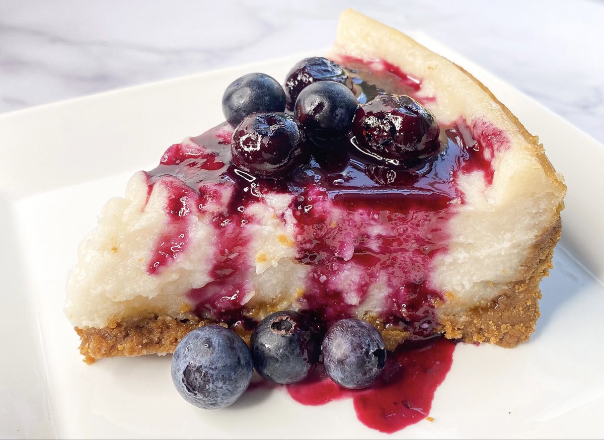 It’s #NationalCheeseCakeDay and this vegan blueberry cheesecake is a 10/10. I love making vegan cheesecake because it’s so easy and way better than the non vegan version. 🌱😩😍