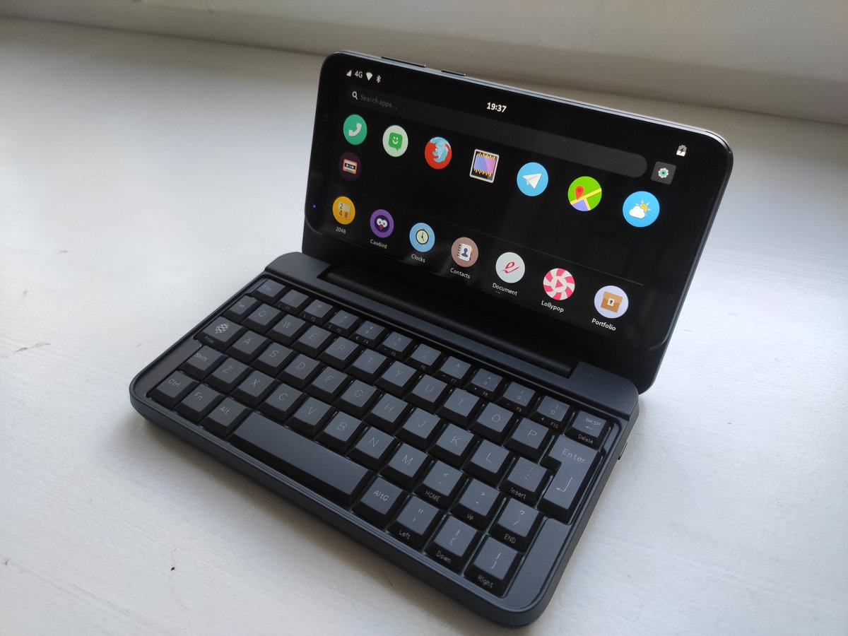 LukaszErecinsk1's tweet photo. Final (third) #PinePhone keyboard prototype. Feels amazing - key plunges are consistent, light and have satisfyingly deep travel. Hats off to the engineering and design teams as well as the vendor. https://t.co/QcTbfPSkE0