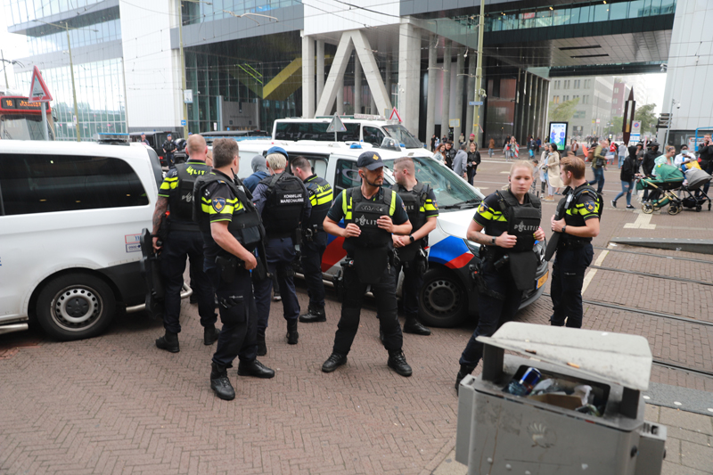 NU ONLINE: Enorme politie inzet en paniek op Den Haag Centraal Station na bedreiging met vuurwapen Koningin Julianaplein district8.net/enorme-politie…