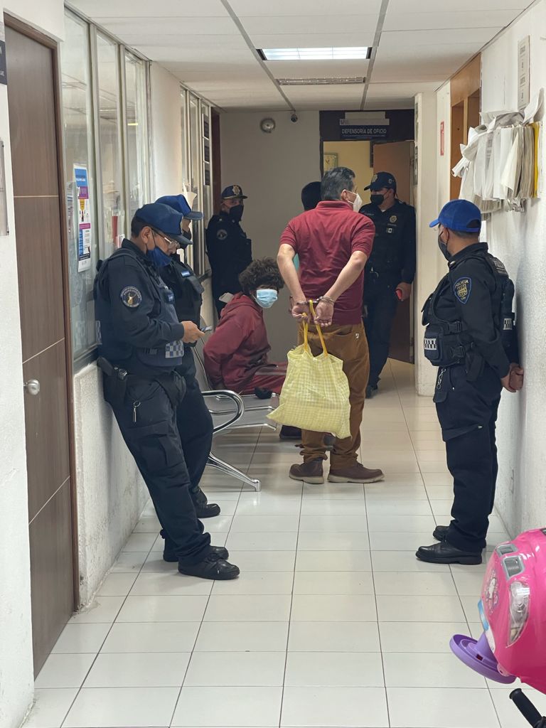 Así va la "conmemoración" del día de los pueblos indígenas. <a href="/Claudiashein/">Claudia Sheinbaum Pardo</a> impone el puente vehicular sin consulta a pueblos de Xochimilco, y hoy permite el arresto arbitrario del coord. de la asamblea del pueblo de Xoco, únicamente por oponerse a la privatización de una calle.