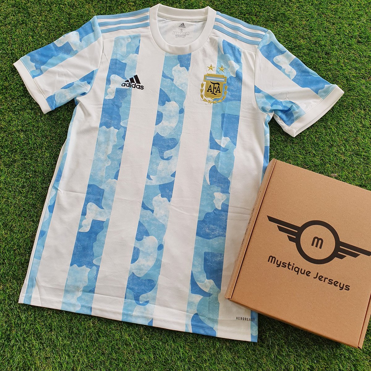 BhaHarvey's tweet photo. Giveaway Time 👋

To win a mystery football shirt box, from @MystiqueJerseys, simply

🔄 Retweet this post 
✅ Follow @MystiqueJerseys and @BhaHarvey

Winner announced by the end of the week 👀🎁
https://t.co/3uQUJWJ5nd