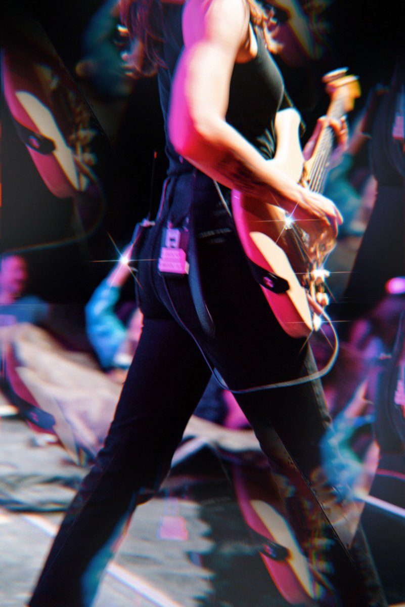 Little sis is guilty of strat-ing while strutting 😈😈
📷 Billy Costigan #larkinpoe