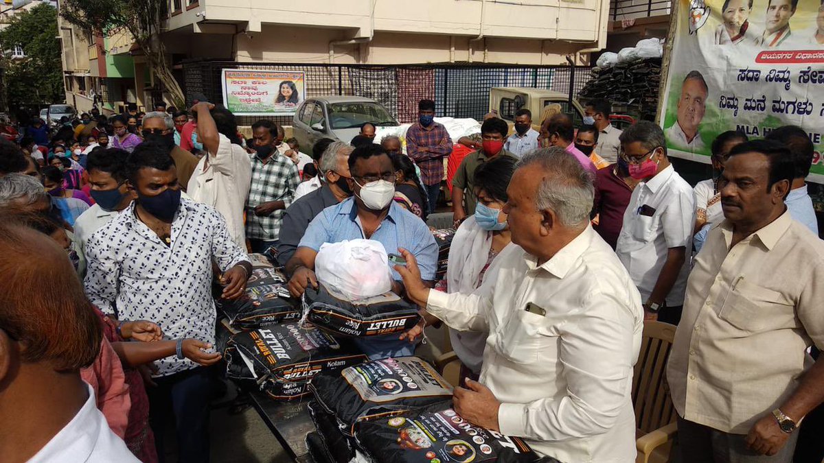 Sowmyareddyr's tweet photo. Distributed ration kits to the residents along with KPCC Working President Sri @RLR_BTM at Marenahalli Palya in J.P. Nagar Ward. 

We from #Congress Party have emphasized to help the deprived people where the lockdown has led many people walk out of work. https://t.co/5MYvY6P80H