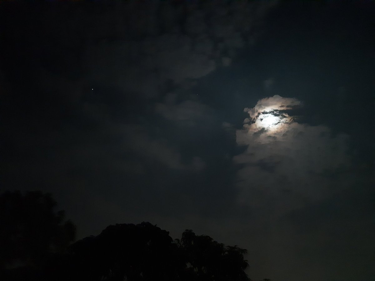 SKha_n's tweet image. Captured couple of nights before and named it, "sky eye" ♡
#CloudyMoon
