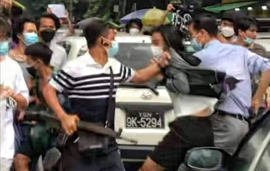 A protest in Yangon on Friday was broke down by plainclothes junta’s forces. A plainclothes with a gun grabbing the protester was captured. 
#WhatsHappeningInMyanmar #Jul30Coup
