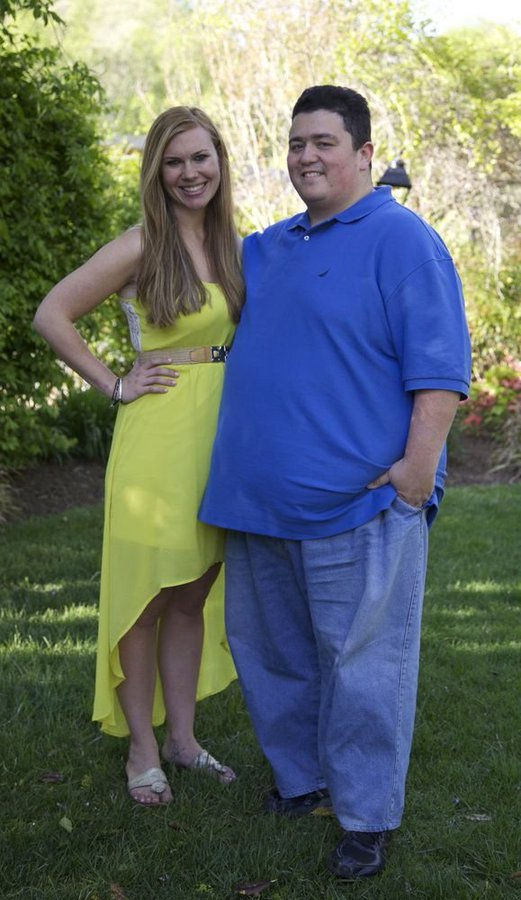 Жена толстяка. Толстые мужчины на пляже. Толстая женщина и мужчина. Красивый парень и толстая девушка. Жена толстяка.