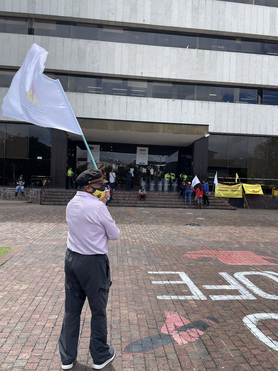 JR_Bogota's tweet photo. #Docentes en lucha por el #DerechoALaVida y condiciones reales y dignas para el regreso a Clases en la ciudad De #Bogota Continúa Toma Pacífica de la @educacion_bogota https://t.co/zvLfFMXdRI