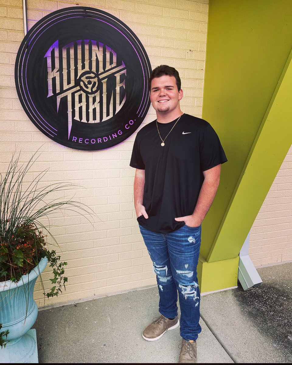 Hey y’all! Just made a new YouTube channel where I’ll be singing covers/originals! 4 songs are already up so go check it out and help my fan base grow! Link in bio