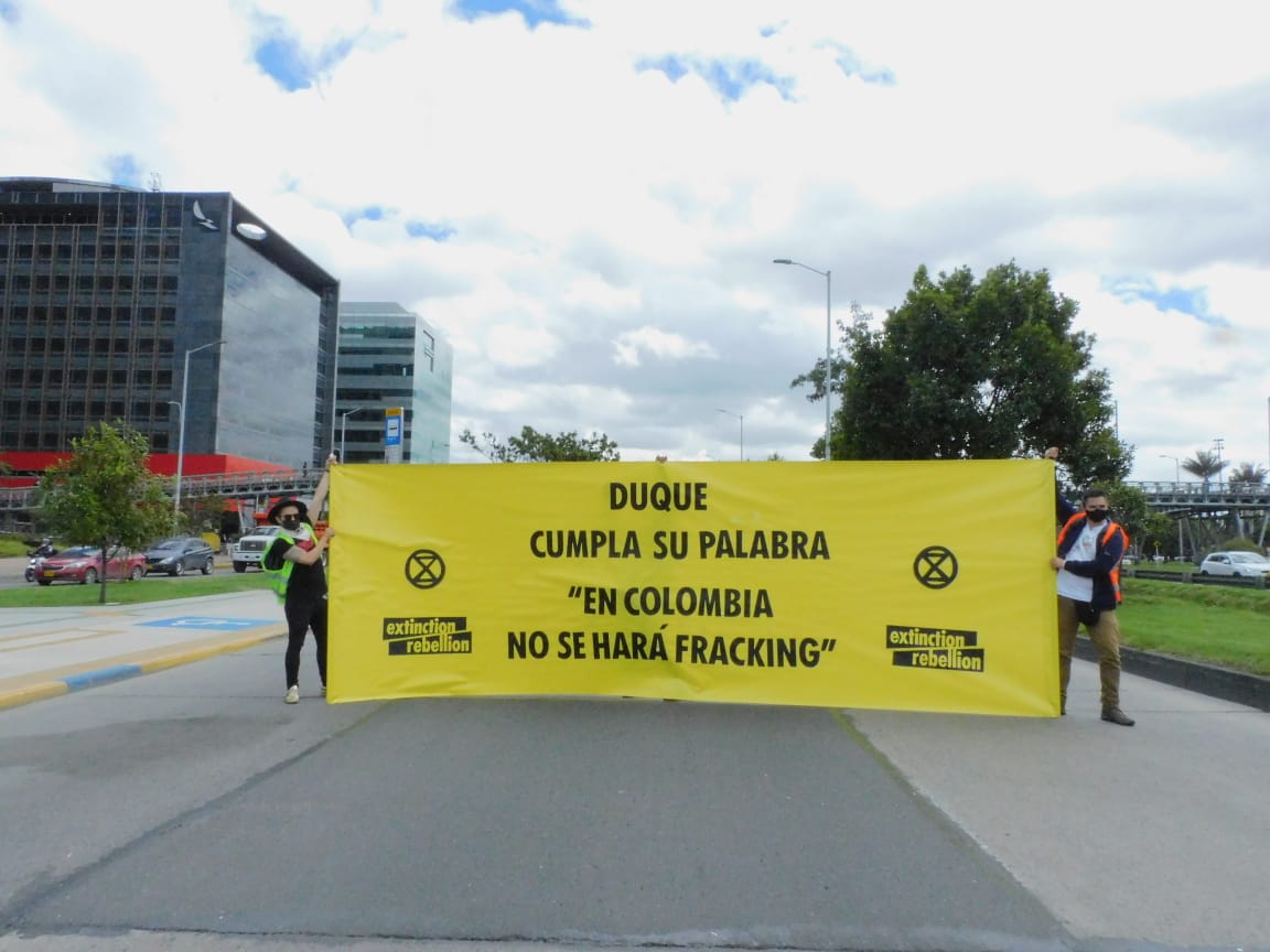 Xrcolombiaaa's tweet photo. Imágenes de la movilización de hoy en Bogotá en contra del Fracking
#NoALFrackingEnColombia https://t.co/yW0fQ6232N