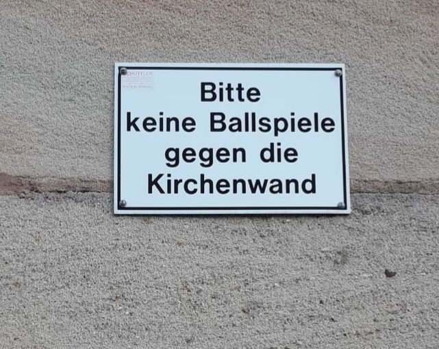 Die Kirchenwand verliert nämlich immer und ist dann traurig.