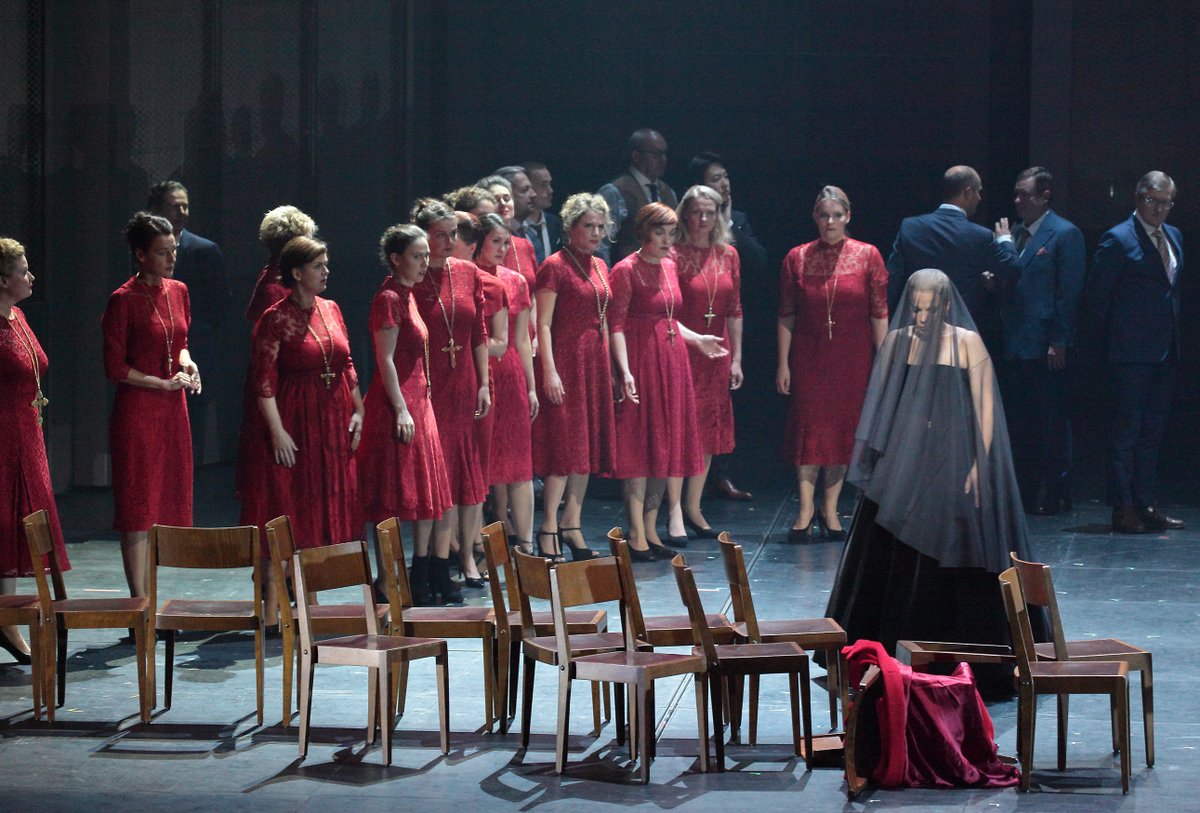 bay_staatsoper's tweet photo. Gaetano Donizetti LA FAVORITE 🎶 🎖️
Conductor: Karel Mark Chichon
Stage director: Amélie Niermeyer
With: Elīna Garanča @elinagaranca (Léonor de Guzman), Matthew Polenzani (Fernand)
#wendenderpunkt #BSOfavorite © W. Hösl https://t.co/RdqVhQPaTA