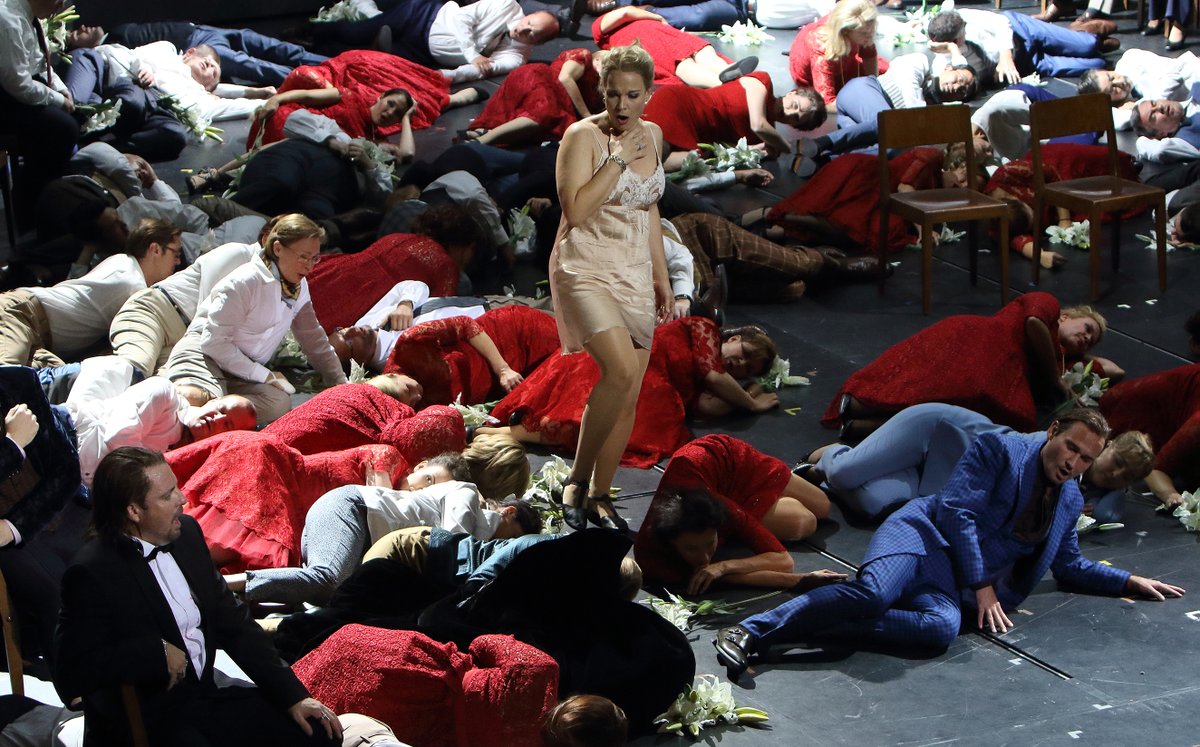 bay_staatsoper's tweet photo. Gaetano Donizetti LA FAVORITE 🎶 🎖️
Conductor: Karel Mark Chichon
Stage director: Amélie Niermeyer
With: Elīna Garanča @elinagaranca (Léonor de Guzman), Matthew Polenzani (Fernand)
#wendenderpunkt #BSOfavorite © W. Hösl https://t.co/RdqVhQPaTA