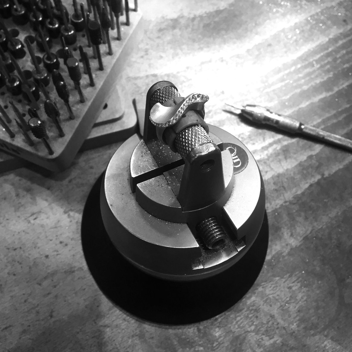 McCaulJewellery's tweet image. Sigma ring on the bench today before being set with a tapering line of sparkling diamonds...

Available from our London &amp;amp; Dublin ateliers and through our website.

#sigmaring #onthebench #processpic #goldsmithing #stonesetting #jewellerydesign #handcraftedjewellery