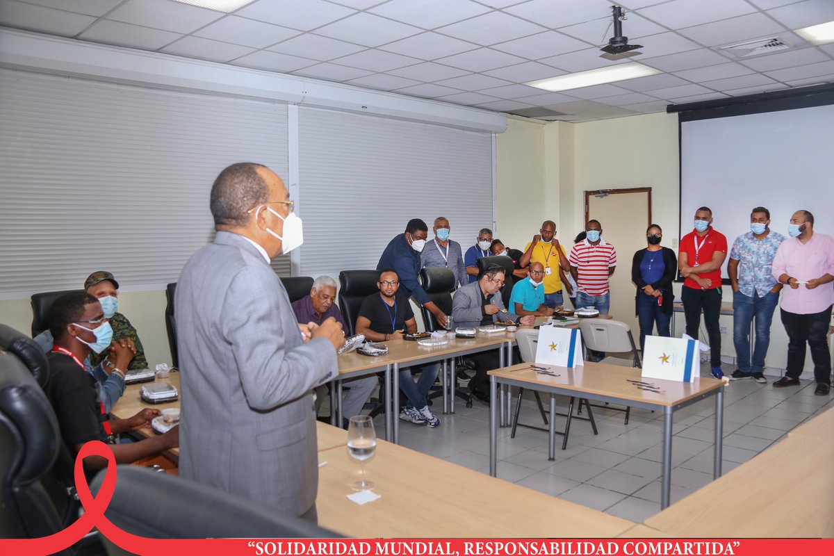 El doctor Rafael Enrique González, director de CONAVIHSIDA, agasajó a los padres que son servidores de la institución, en ocasión de celebrarse el Día de los Padres.