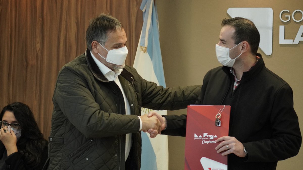 ArielPuy's tweet photo. Compartimos la alegría de las primeras familias riojanas que acceden al #CréditoCasaPropia para construcción de sus viviendas.
Junto a @JuanLunaCorzo, participamos del acto que encabezó el ministro @jorgeferraresi, para formalizar este acceso al crédito en distintas provincias. https://t.co/eleE5RjkSC