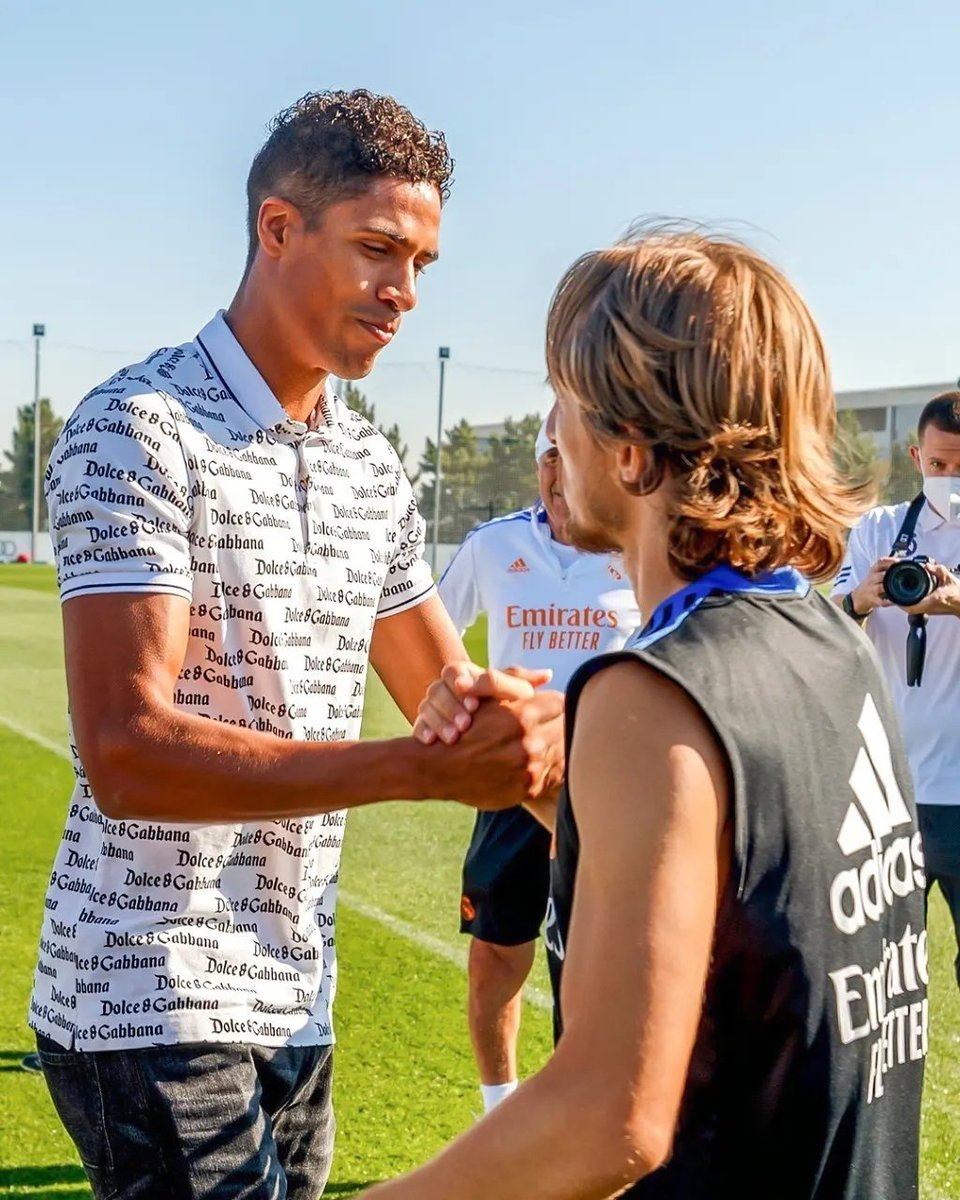 433's tweet photo. Time to say goodbye, @raphaelvarane 👋🤜🤛 

📸 @realmadrid https://t.co/SH6Ypi5suG