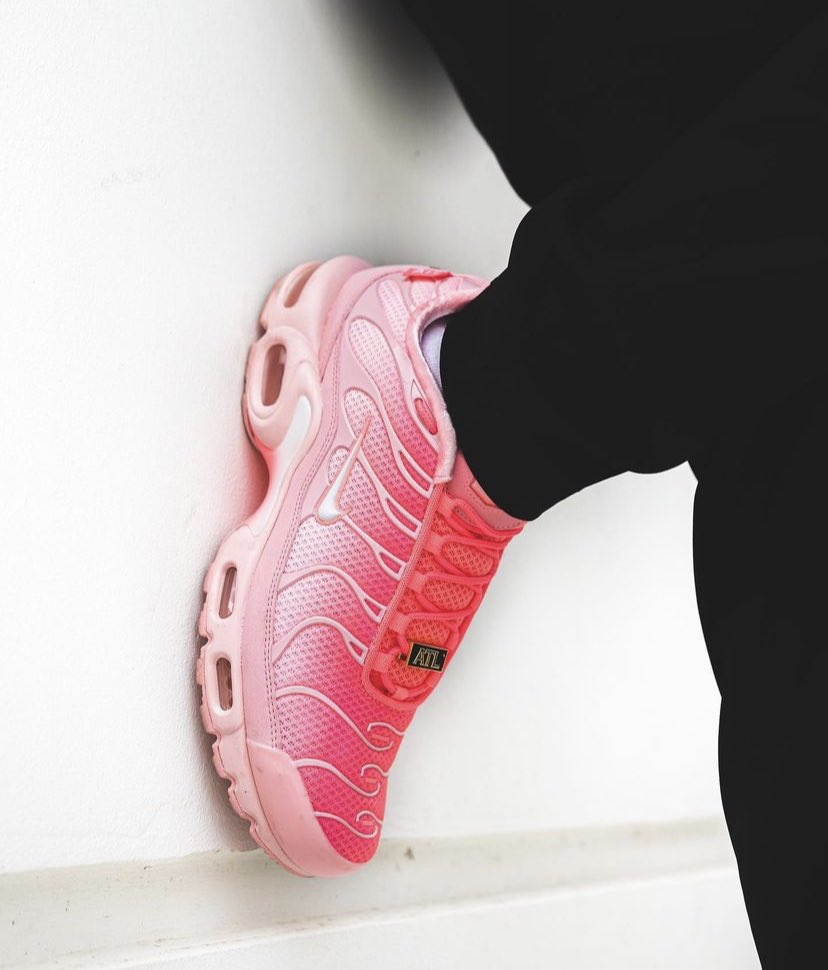 pink air max plus atlanta