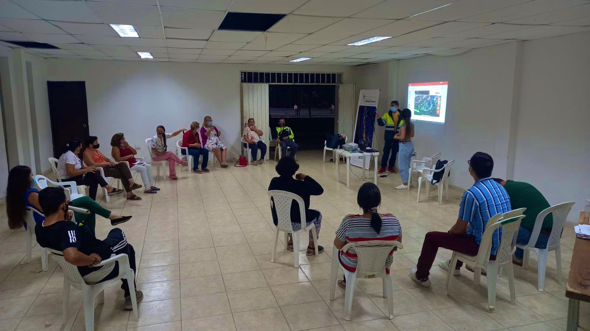 ObrasBGA_'s tweet photo. Hoy el equipo de la @secinfraBGA llegó al sector de San Luis 📌 para iniciar el taller de Cocreación de sus zonas deportivas. 
.
Se sueña un parque muy especial... 👏🏻
#ObrasQueTransforman 
#GobernarEsHacer https://t.co/tiE6Uj484B