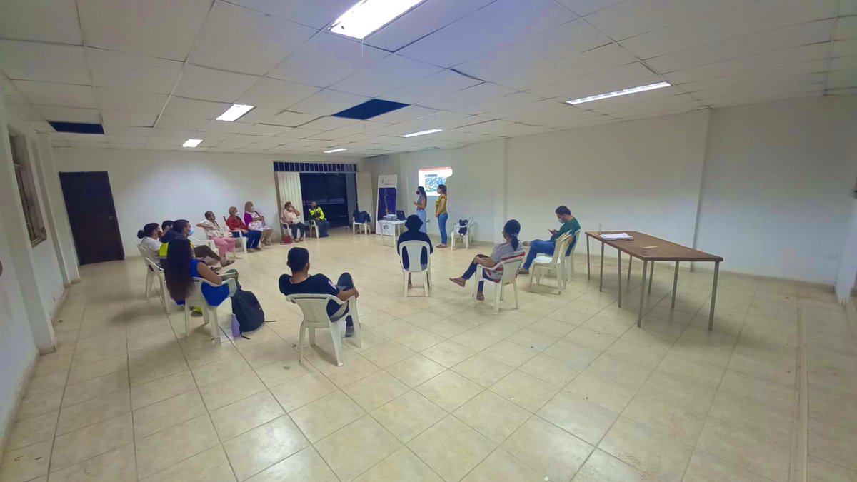ObrasBGA_'s tweet photo. Hoy el equipo de la @secinfraBGA llegó al sector de San Luis 📌 para iniciar el taller de Cocreación de sus zonas deportivas. 
.
Se sueña un parque muy especial... 👏🏻
#ObrasQueTransforman 
#GobernarEsHacer https://t.co/tiE6Uj484B