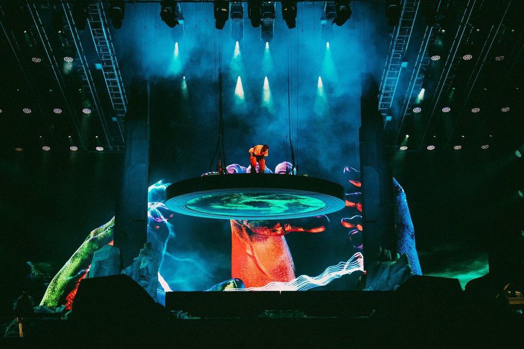 wrld_mag's tweet photo. La scénographie de Travis Scott est magnifique 🤯 https://t.co/UhoRj0eGyG