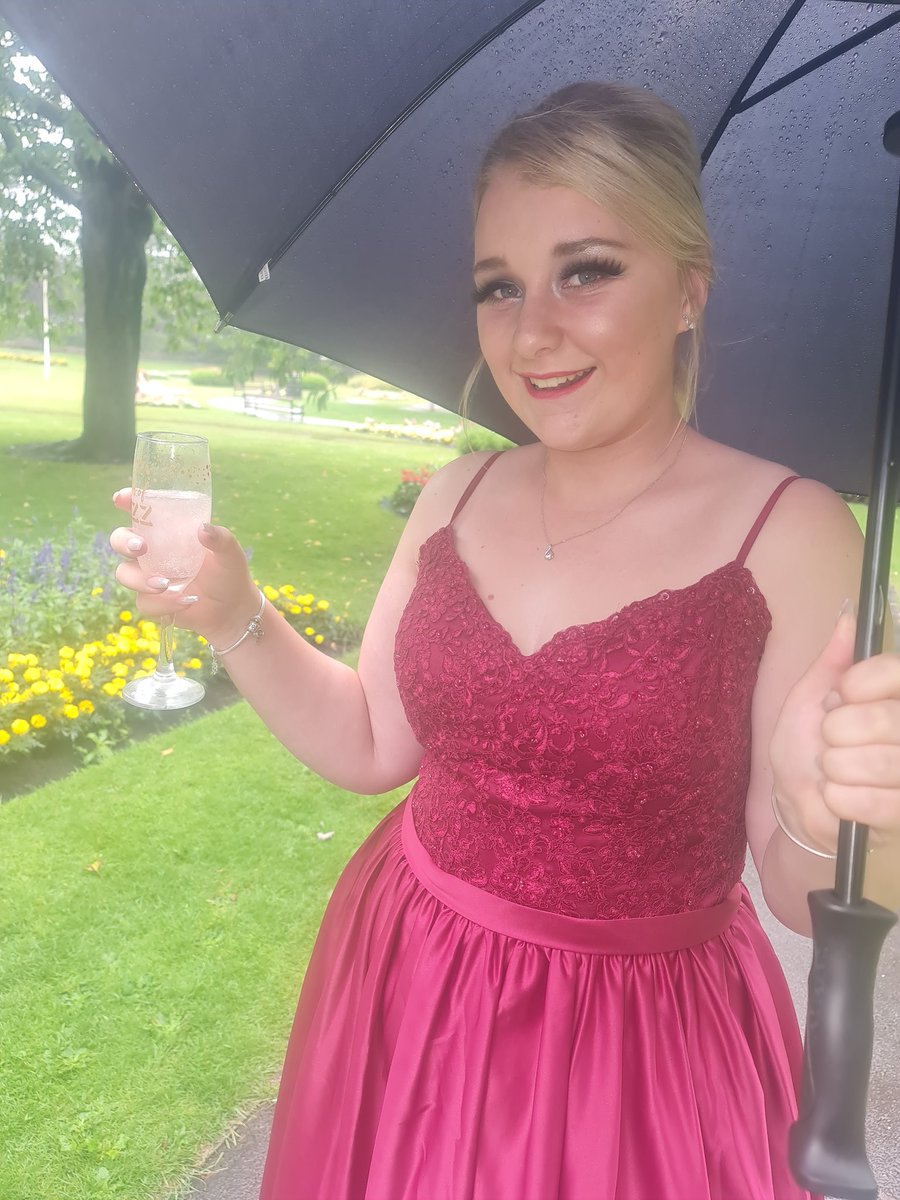davies_bowden's tweet photo. @Cansfield1 @Amelia94466228 @30038f6fc79b430 
Prom may be cancelled but our deputy head girl still had fun! Happy non prom day amelia you look beautiful 😍 https://t.co/A1vfeR9naM