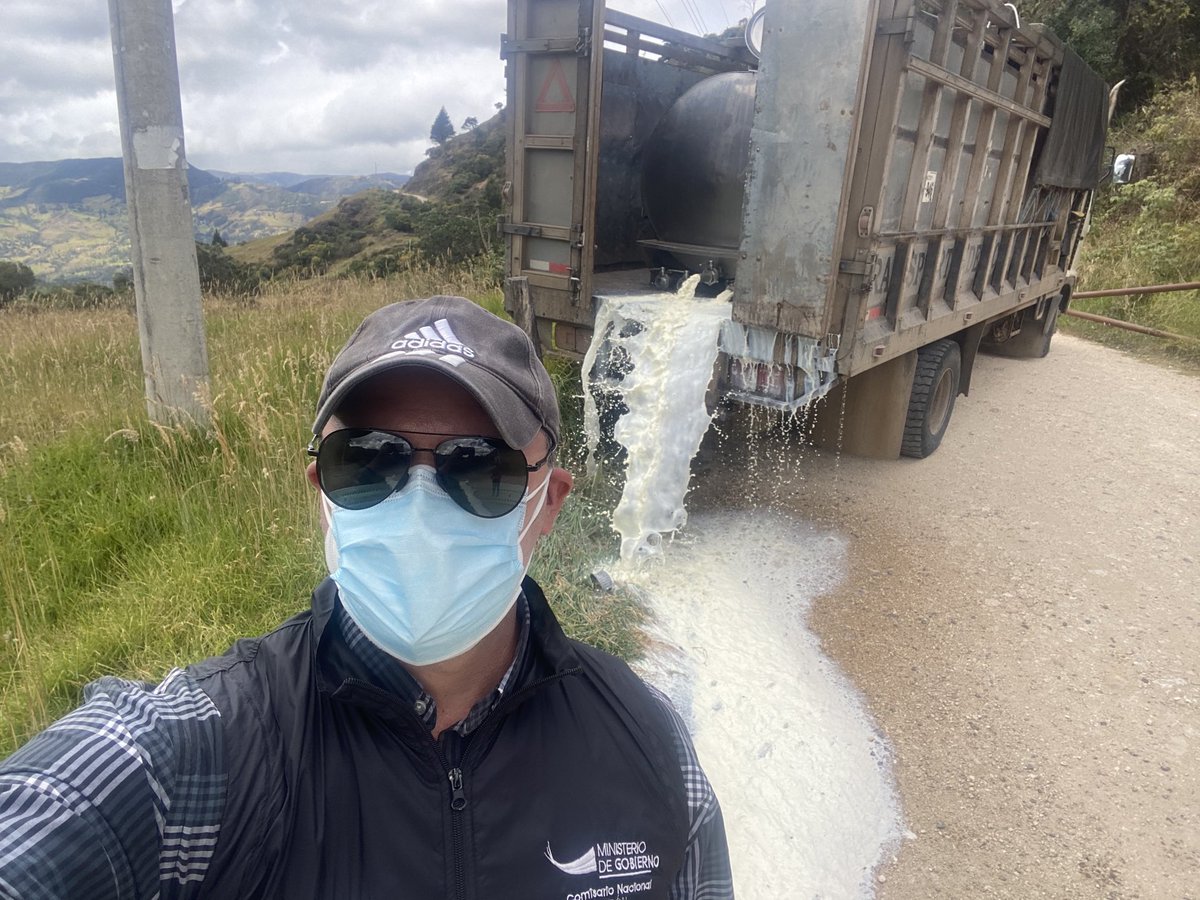 Se realiza el operativo de control de agro calidad de la leche, en la entrada a la parroquia San Gerardo con un resultado de 28,500 litros analizados y 1,600 litros decomisados…