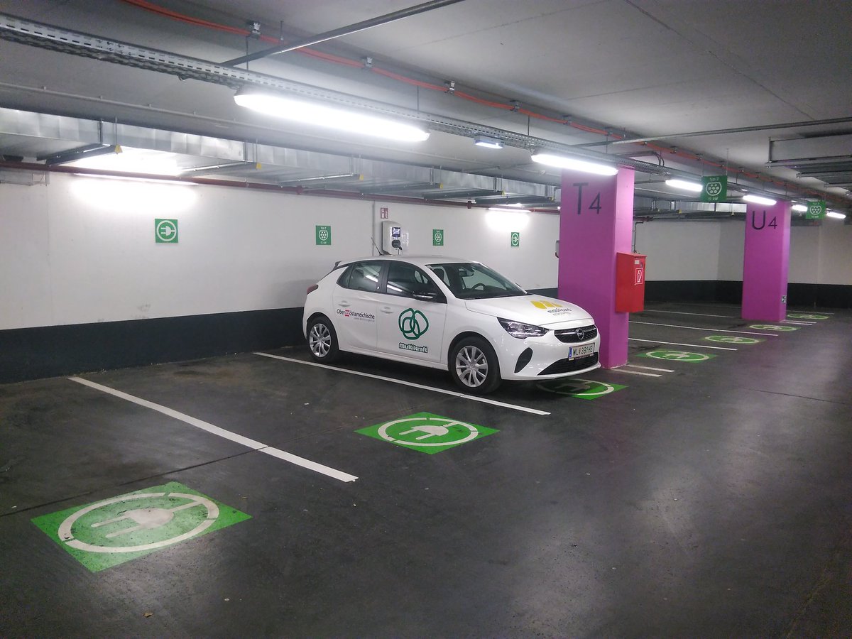 itziweb's tweet photo. Alle Welser Carsharingautos ausgebucht ... kein Problem! Dank Roaming teste ich den neuen e-Corsa aus Bad Schallerbach. #doppelroaming #welsstrom https://t.co/aIC4AEZS8I