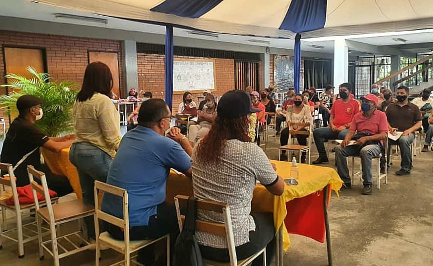 aleman72psuv's tweet photo. ¡Nos mantenemos en movimiento y en organización! Sostuve un extraordinario encuentro con las UBCH de la Pquia. #ElRecreo. Estamos chequeando cada detalle para que nadie se quede sin participar este #8Ago en las elecciones primarias internas del @PartidoPSUV. #ProducirEsVencer https://t.co/nOHrPIxbwP