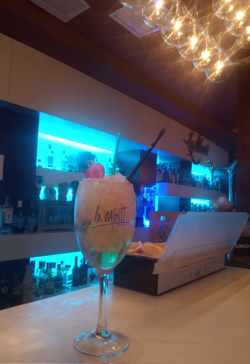 PinkLadyRF's tweet photo. Tomar un #redbull en @LaMoett, no es un red bull cualquiera!!!
@redbull @redbullESP https://t.co/GkOB8GHADa