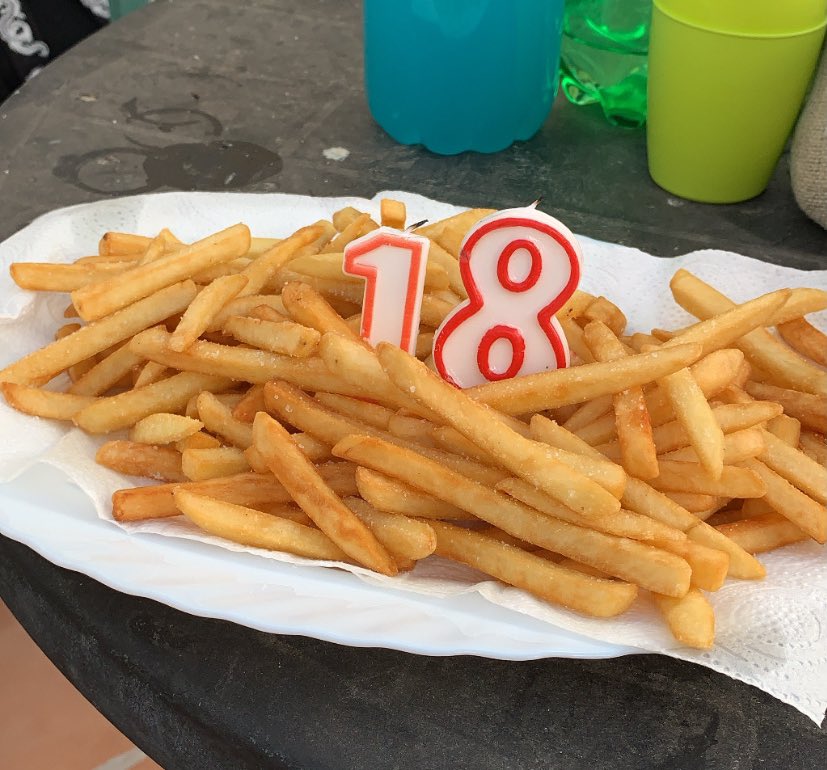 sabahkdd's tweet photo. la mejor tarta d cumple https://t.co/wltzqetAmg