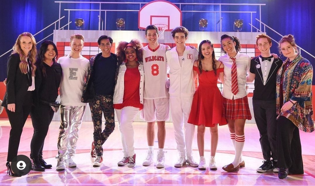 Bruha_Piruha's tweet photo. Pq le dais tanta repercusión a Olivia¿ el cast son TODOS y TODOS han hecho posible nuestra confort zone  y deberíamos darle la misma importancia a cada uno por que son preciosos <3 Hoy es sobre la serie, no sobre Liv. 

#HSMTMTS #HSMTMTSFINALESPACE https://t.co/hobHpp6Hui