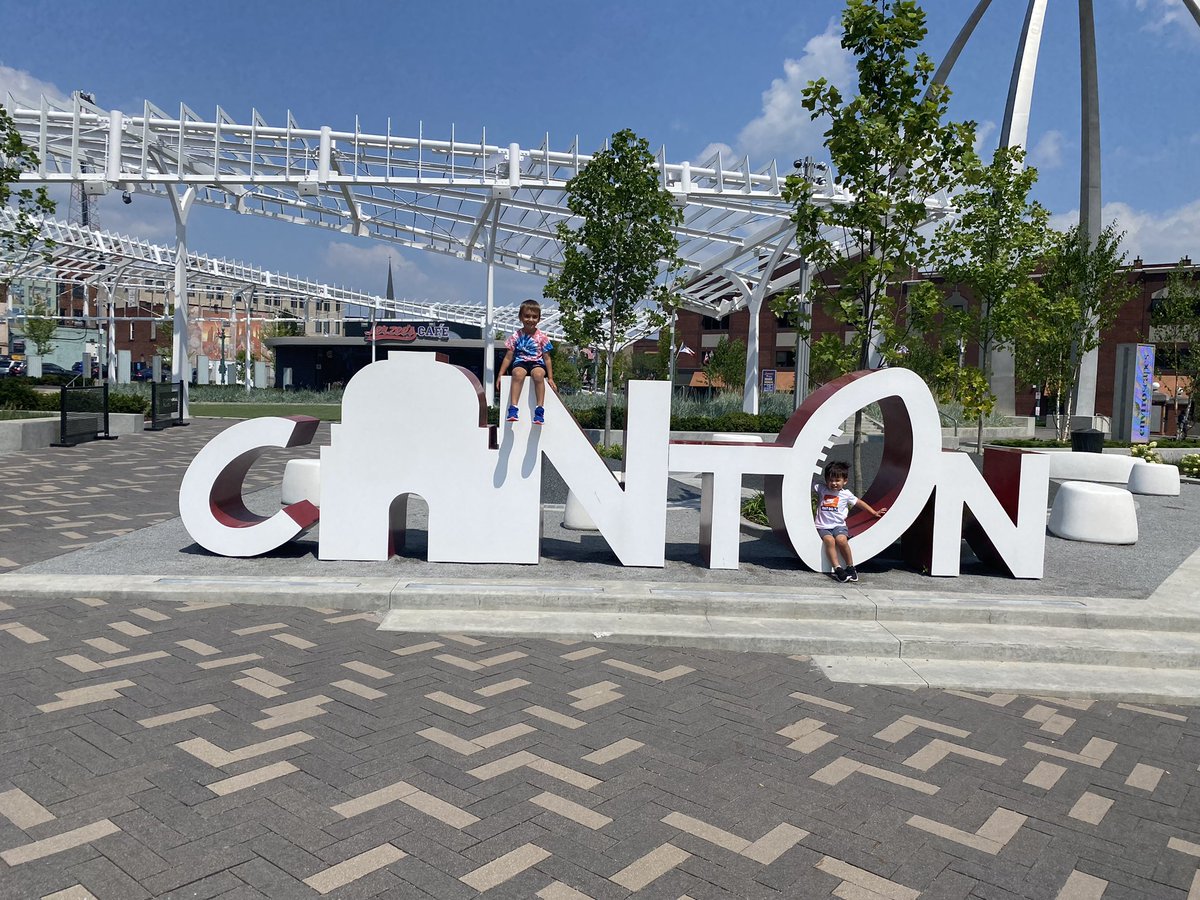 apaone1189's tweet photo. The best week is here! The start of #hofweek! 🏈🎈⭐️#canton @Nurse_Eddie https://t.co/0O9JWY9GB5
