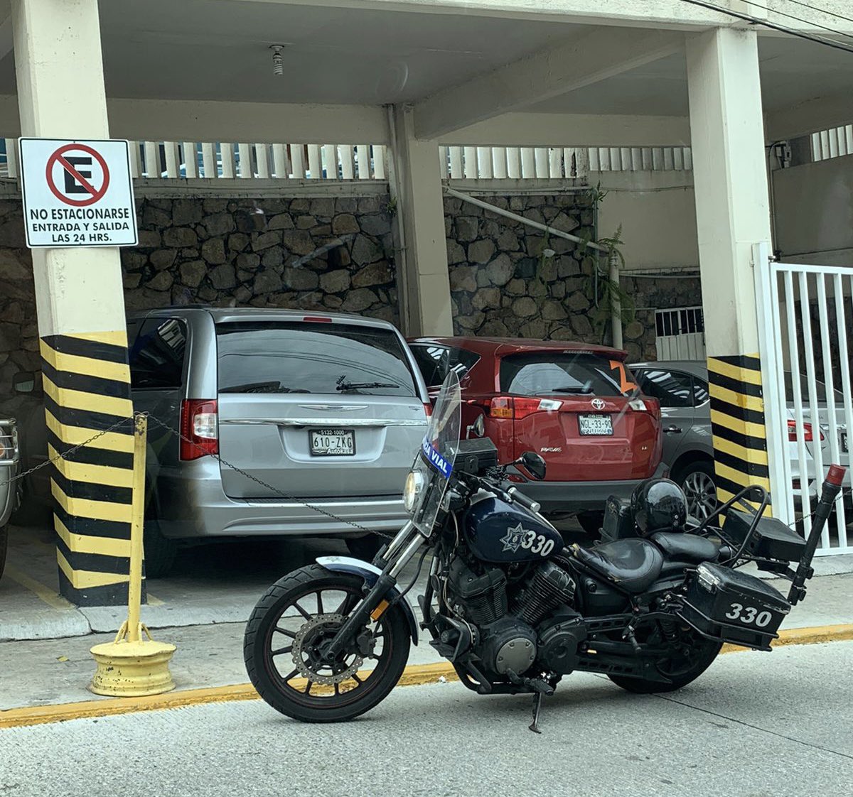 Vecinos del Fracc Condesa denuncian que elementos de Tránsito Mpal se han adueñado de las banquetas d la calle El Morro frente a las instalaciones de Movilidad. Un ejemplo de abuso de autoridad <a href="/Adela_Roman/">Adela Román Ocampo</a> <a href="/AcapulcoGob/">Gobierno de Acapulco</a> <a href="/enfoqueinforma/">Enfoque Informativo Guerrero</a> <a href="/AlTantoGuerrero/">Al Tanto Guerrero</a> <a href="/surtvgro/">Sur TV</a> <a href="/misaelhabana/">Misael Habana</a>