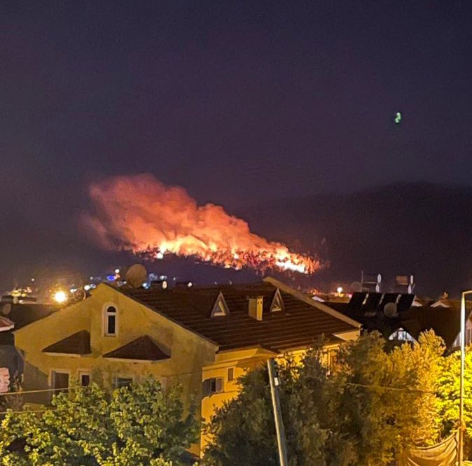 Fethiye’de orman yangını çıktığı belirtiliyor.