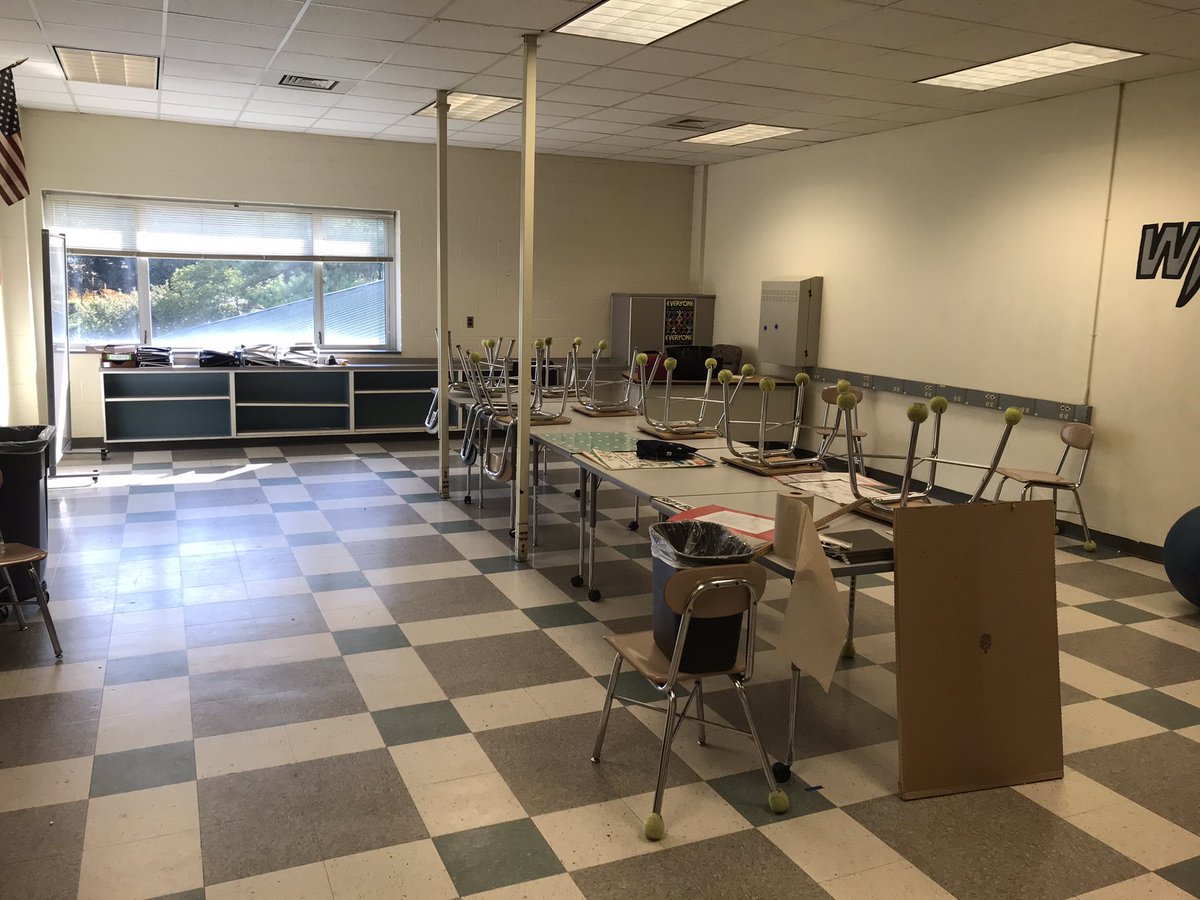 JeanMeares's tweet photo. From “Drab” to “Fab”!  Ready for Monday!  I think....... #ONEwlms https://t.co/HwpijZgzyo