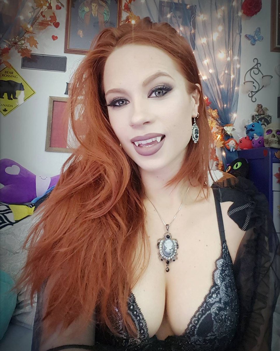ClaraCosmia's tweet photo. Vampire or elf? https://t.co/MZqewEu9Po