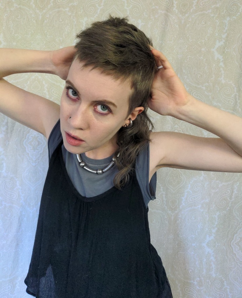 KesterLimner's tweet image. I got a professional haircut for the first time in eight years! Thank you to my dear friend and super-skilled hair artist @arianna.e.lyman 🖤 check out this beautiful razor work on top I love it. + + +
#mullet #seattlehairstylist #mulletude #alternati… instagr.am/p/CR9pXKepRZl/